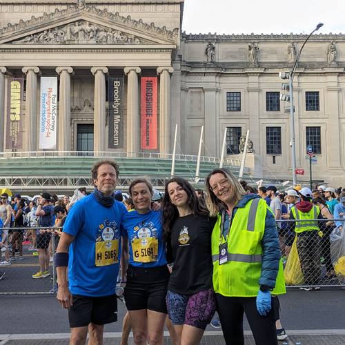 Club members at a race start in front of the Brooklyn Museum